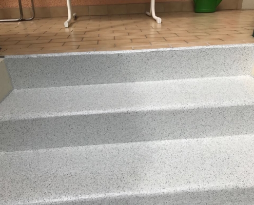 Escalier en résine de finition coloré