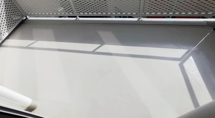 Application de revêtement étanche en résine sur un balcon